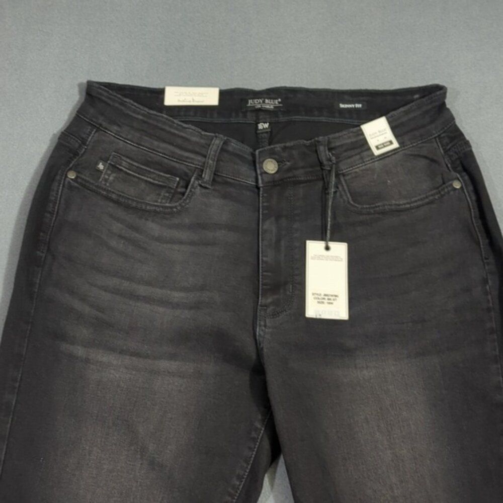 Judy Blue Jeans Women's 16w Black Skinny Fit Mid Rise Frayed Hems Denim Nwt — image 4 of 8